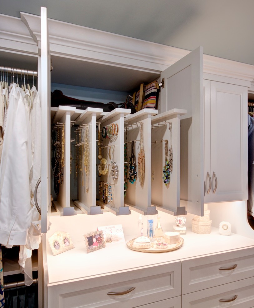 Источник вдохновения для домашнего уюта: большая гардеробная комната унисекс в классическом стиле с белыми фасадами и фасадами с утопленной филенкой