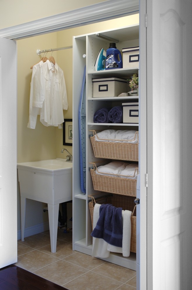 Idées déco pour un petit placard dressing classique neutre avec un placard sans porte, des portes de placard blanches, moquette et un sol beige.