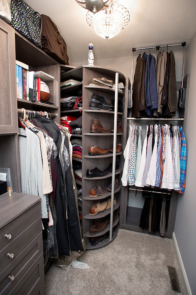 Foto de armario vestidor unisex de tamaño medio con armarios con paneles lisos, puertas de armario con efecto envejecido, suelo de madera oscura y suelo marrón