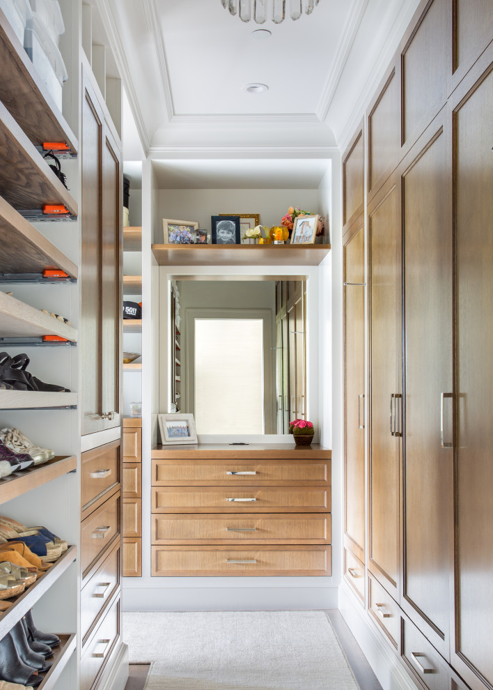 Inspiration för klassiska walk-in-closets för kvinnor, med luckor med infälld panel, skåp i mellenmörkt trä och grått golv