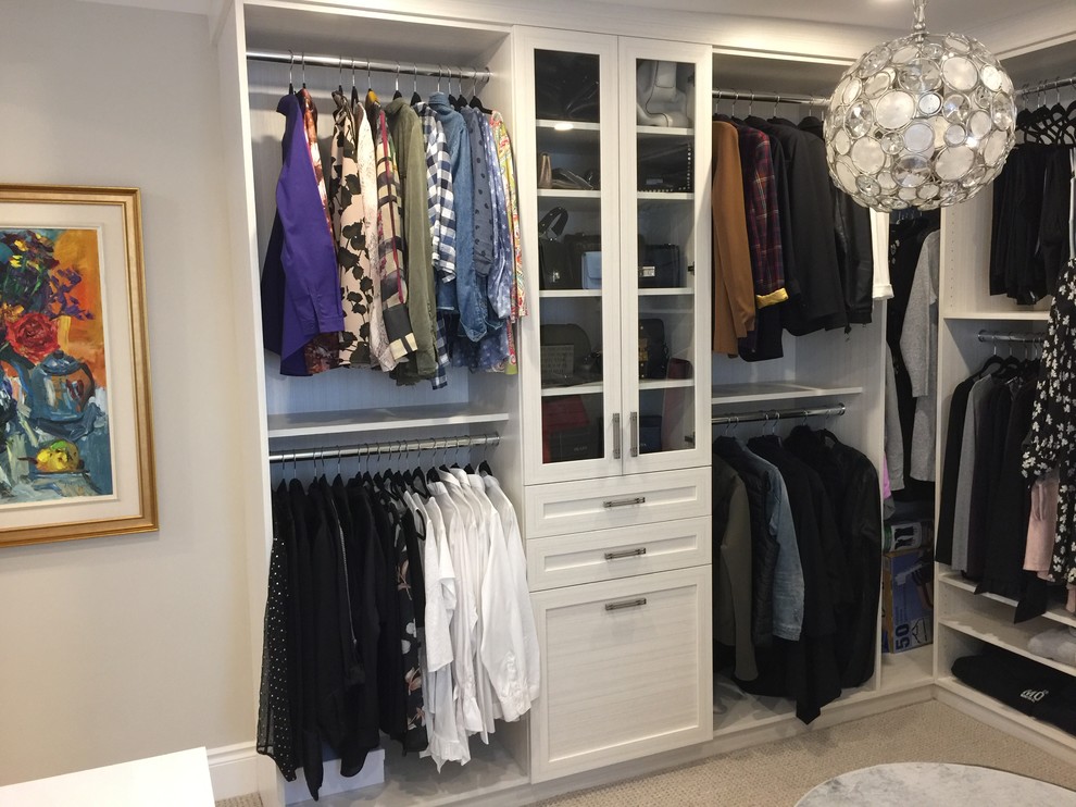 Ejemplo de armario vestidor de mujer clásico renovado grande con armarios estilo shaker, puertas de armario grises, moqueta y suelo gris