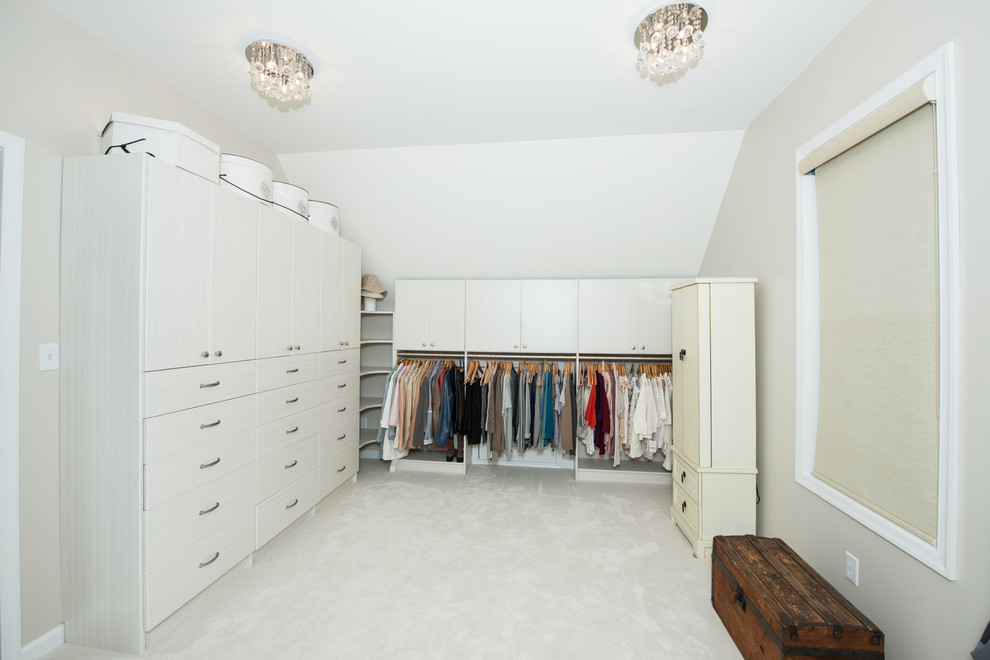 На фото: большая гардеробная комната унисекс в стиле модернизм с белыми фасадами, ковровым покрытием и белым полом с