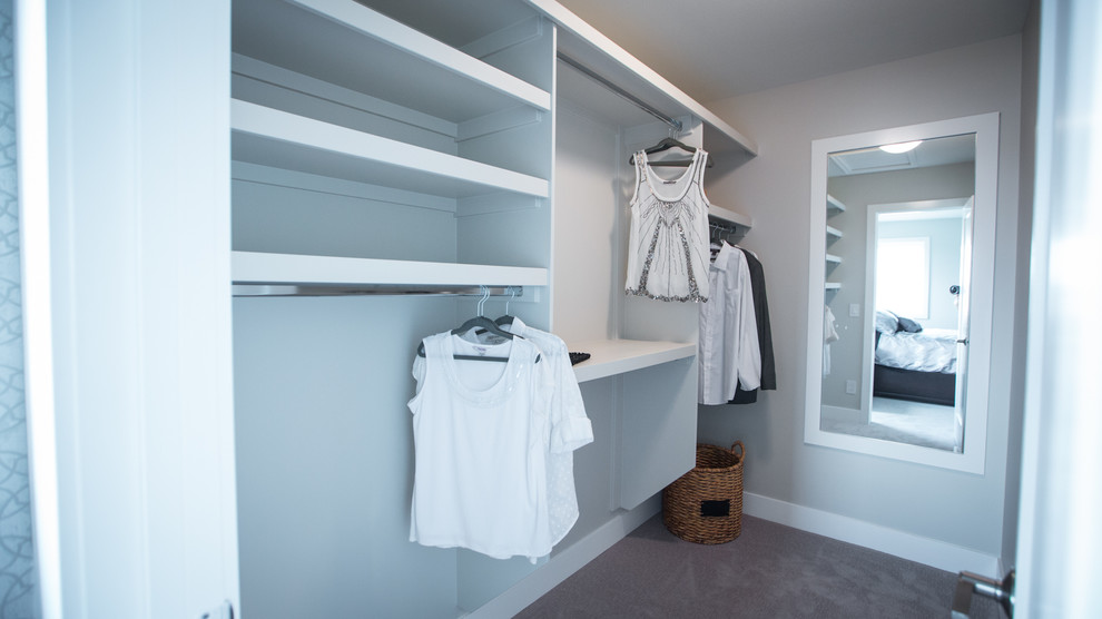 Foto de armario vestidor unisex actual de tamaño medio con armarios abiertos, puertas de armario blancas y moqueta
