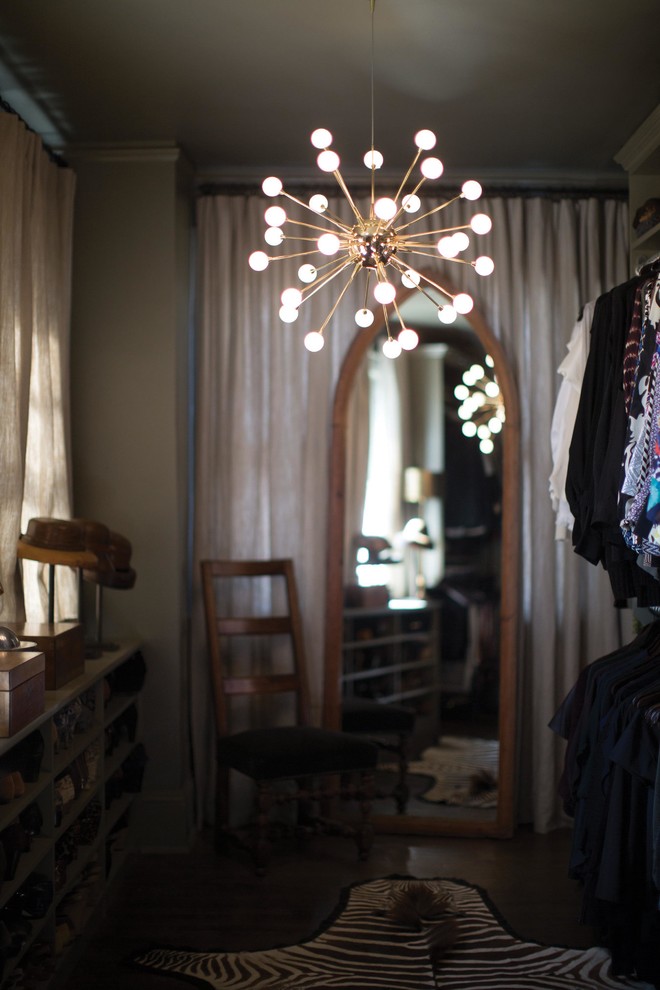 Idéer för att renovera ett mellanstort vintage omklädningsrum för kvinnor, med öppna hyllor, skåp i mellenmörkt trä och mellanmörkt trägolv
