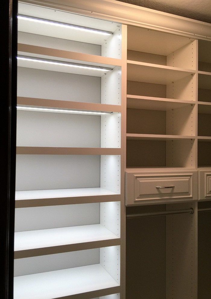 Exempel på ett mellanstort klassiskt walk-in-closet, med luckor med upphöjd panel, vita skåp och heltäckningsmatta