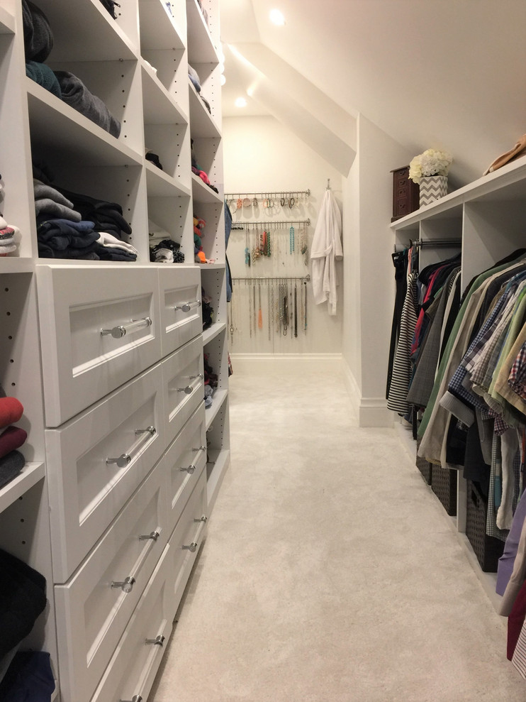 Foto de armario vestidor unisex tradicional renovado de tamaño medio con armarios estilo shaker, puertas de armario blancas, moqueta y suelo blanco