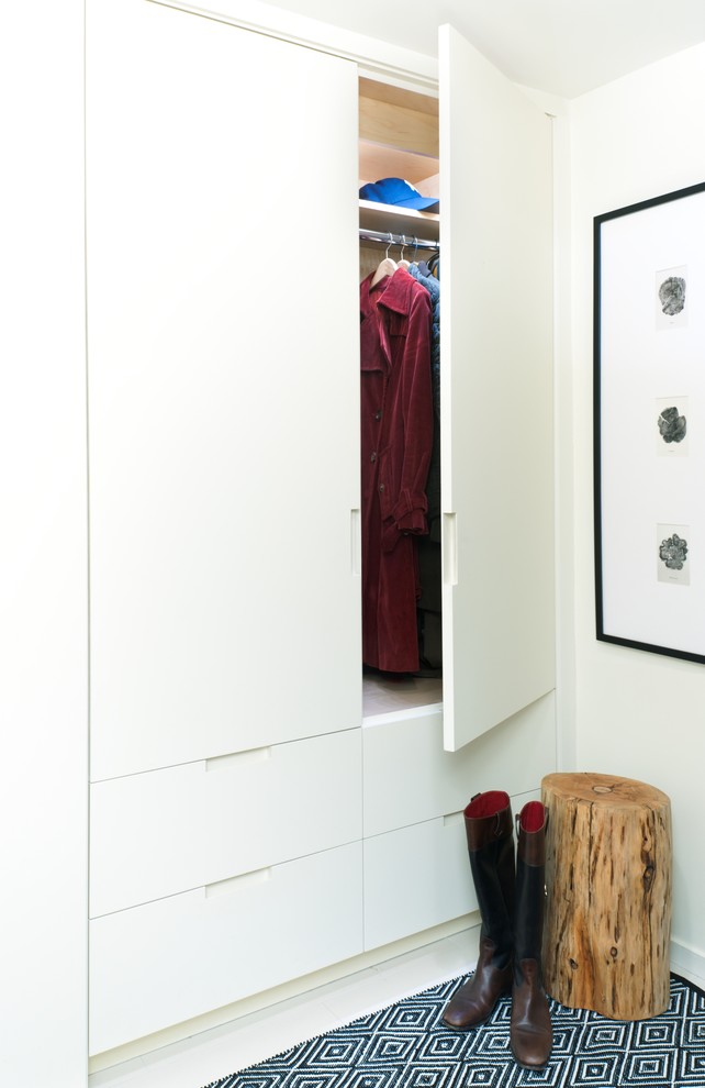Ejemplo de armario y vestidor tradicional renovado pequeño con armarios con paneles lisos, puertas de armario blancas y moqueta