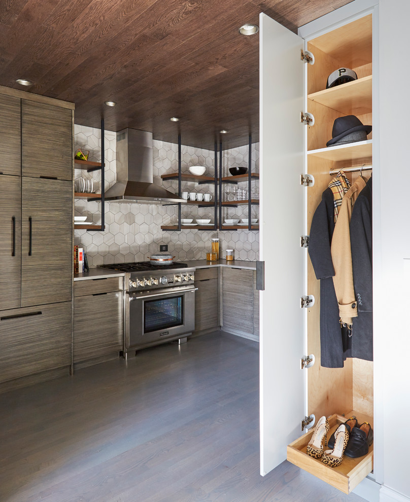 Modelo de cocina urbana pequeña con armarios con paneles lisos, puertas de armario grises, suelo de madera en tonos medios y suelo gris