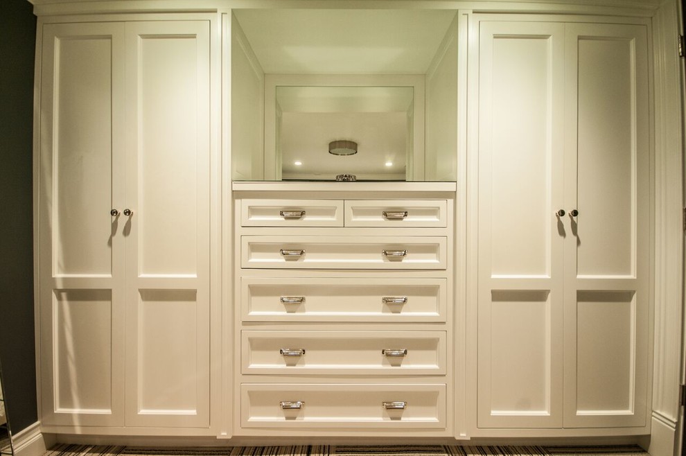 Modelo de armario unisex tradicional renovado extra grande con armarios con paneles empotrados, puertas de armario blancas y moqueta