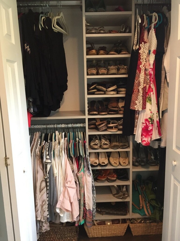 Foto de armario de mujer clásico renovado pequeño con armarios abiertos, puertas de armario grises y suelo de madera oscura