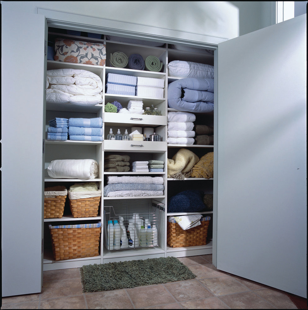 На фото: шкаф в нише среднего размера, унисекс в современном стиле с полом из керамической плитки, открытыми фасадами и белыми фасадами