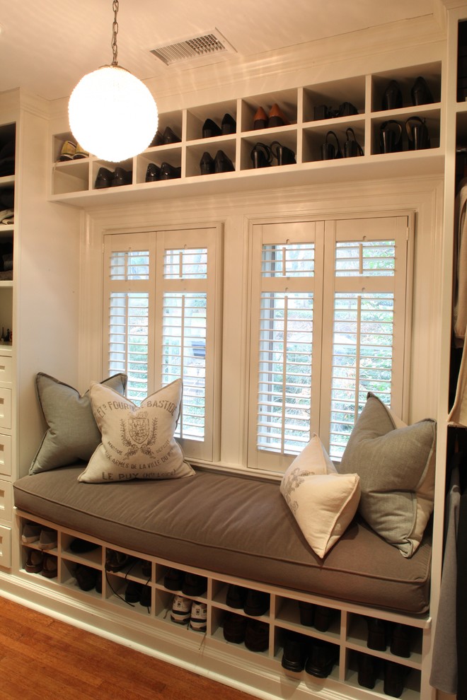 Imagen de armario vestidor unisex clásico renovado grande con puertas de armario blancas y suelo de madera en tonos medios
