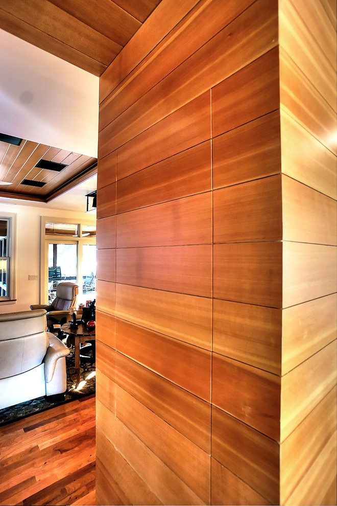 オースティンにある高級な小さなコンテンポラリースタイルのおしゃれな壁面クローゼット (フラットパネル扉のキャビネット、中間色木目調キャビネット) の写真