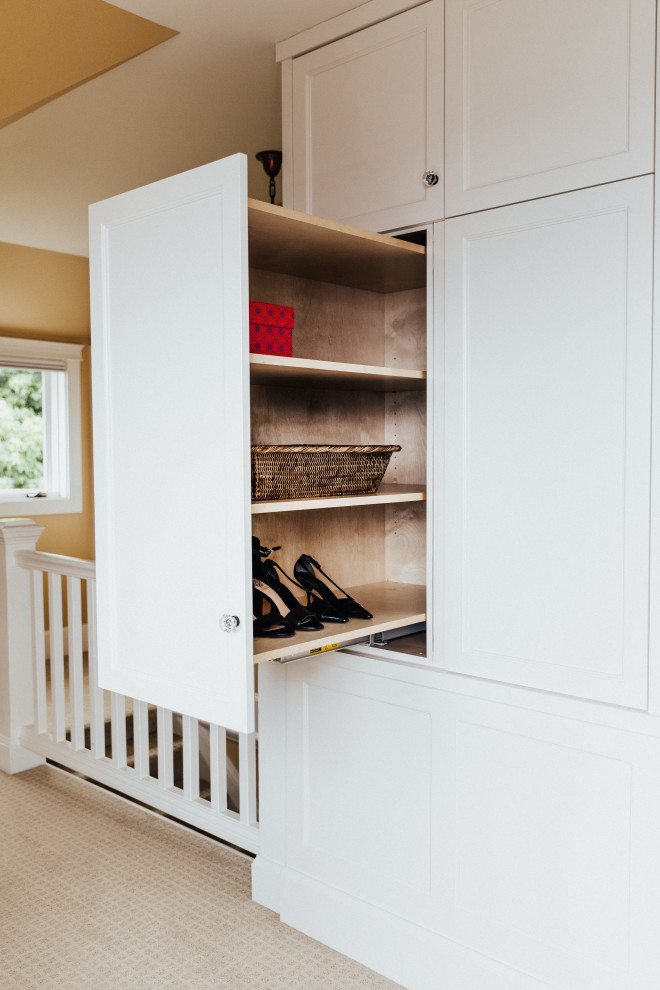 Exemple d'une petite armoire encastrée chic neutre avec un placard à porte shaker, des portes de placard blanches, moquette, un sol beige et un plafond voûté.