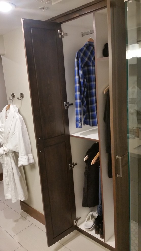 Inspiration pour un dressing room minimaliste de taille moyenne et neutre avec un placard à porte shaker, des portes de placard marrons, tomettes au sol et un sol blanc.