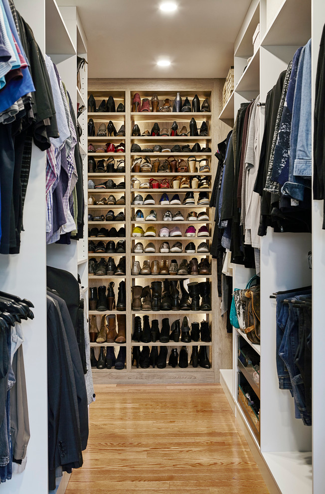 Example of a transitional closet design in Toronto