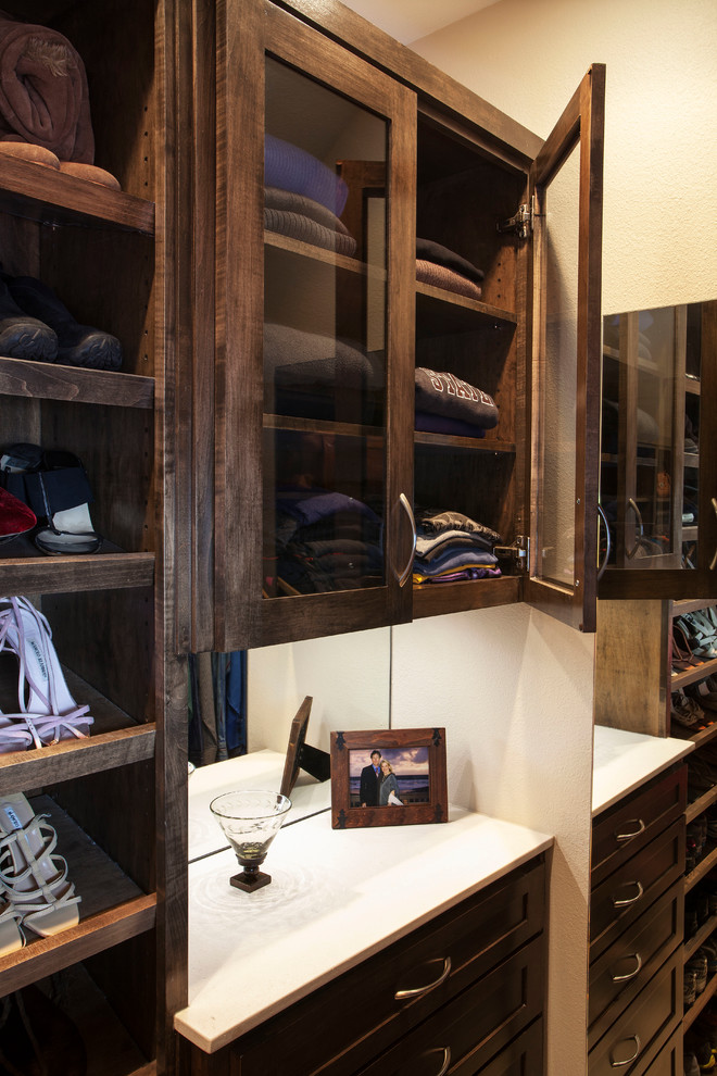 Foto de armario vestidor unisex tradicional de tamaño medio con armarios estilo shaker y puertas de armario de madera en tonos medios