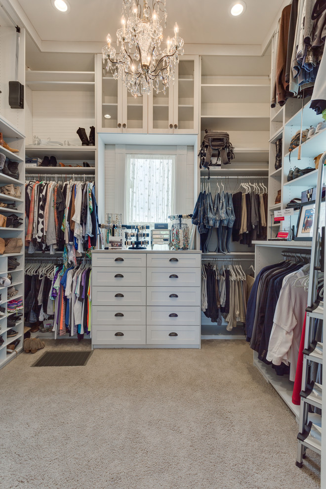 Diseño de armario vestidor unisex clásico de tamaño medio con armarios estilo shaker, puertas de armario blancas, moqueta y suelo blanco