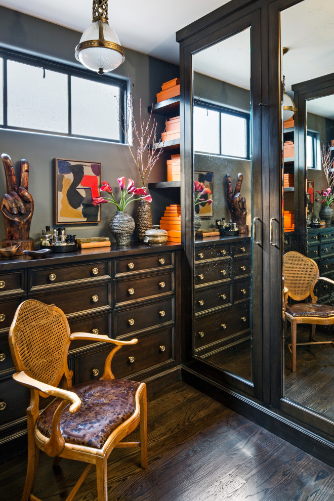 Imagen de armario y vestidor bohemio con armarios con paneles empotrados, puertas de armario de madera en tonos medios, suelo de madera oscura y suelo marrón