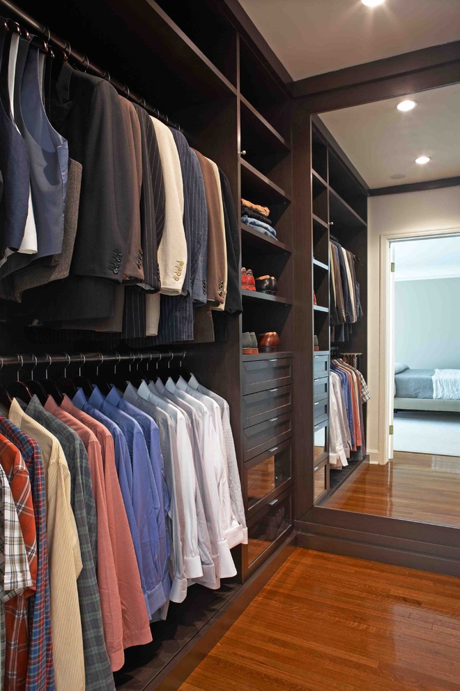 Ejemplo de armario vestidor de hombre contemporáneo con armarios abiertos, puertas de armario de madera en tonos medios y suelo de madera en tonos medios