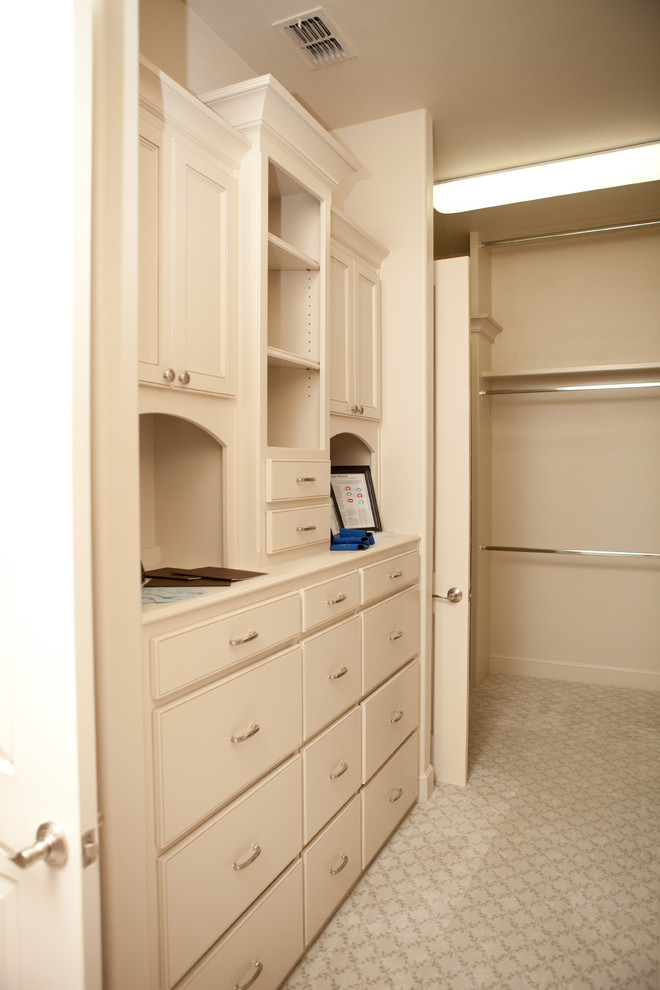Modelo de armario vestidor unisex clásico grande con armarios con paneles empotrados, puertas de armario beige, moqueta y suelo beige