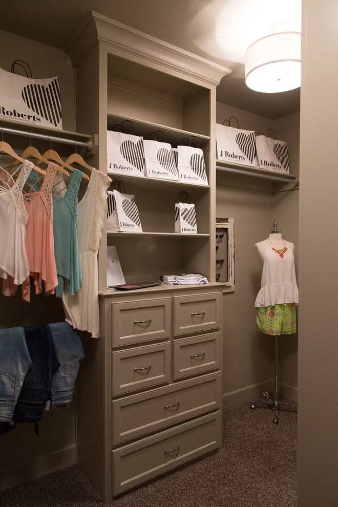 Example of a transitional closet design in Dallas