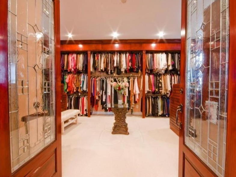 Inspiration for a contemporary closet remodel in Los Angeles