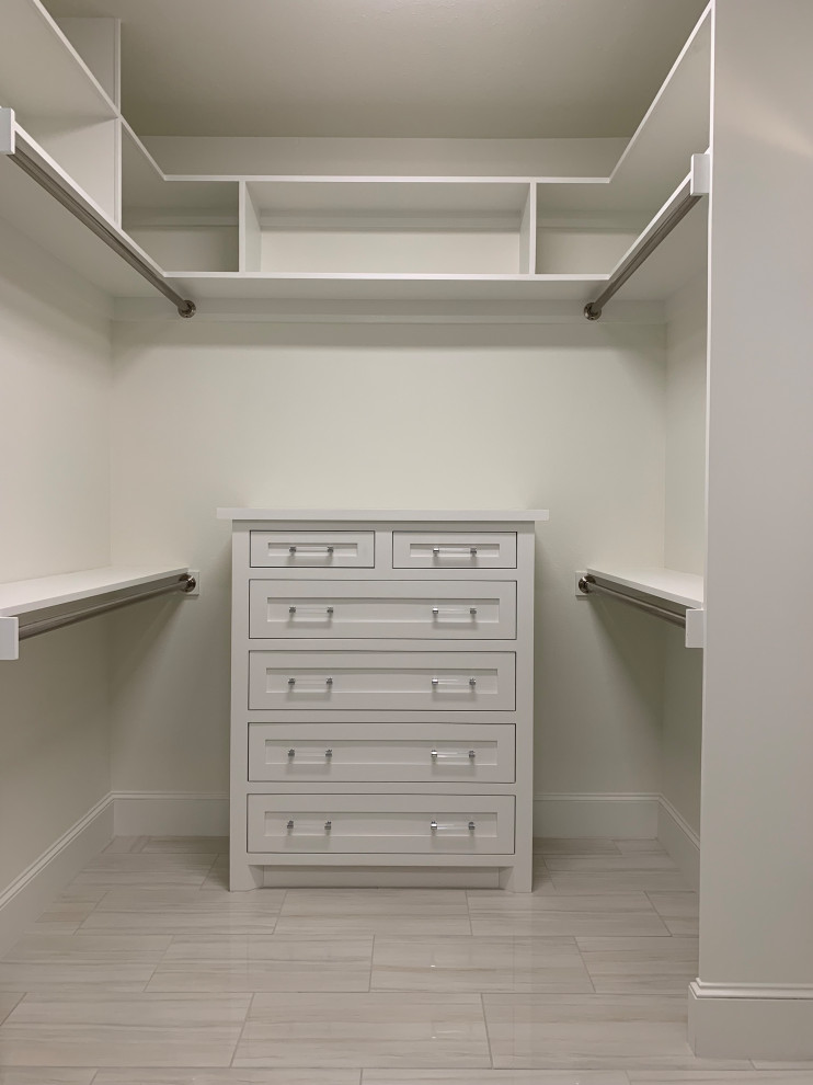 Modelo de armario vestidor unisex clásico renovado de tamaño medio con armarios estilo shaker, puertas de armario blancas, suelo de baldosas de porcelana y suelo blanco