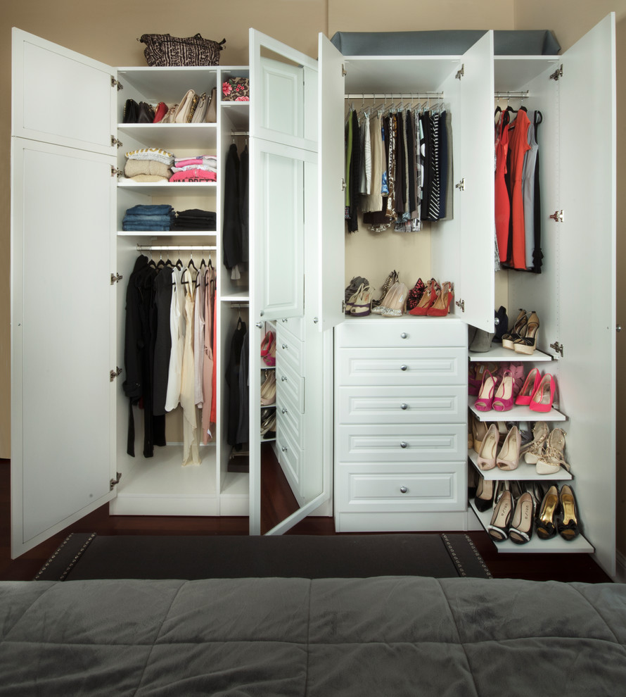 Modelo de armario de mujer clásico renovado de tamaño medio con armarios con paneles con relieve, puertas de armario blancas y suelo de madera oscura