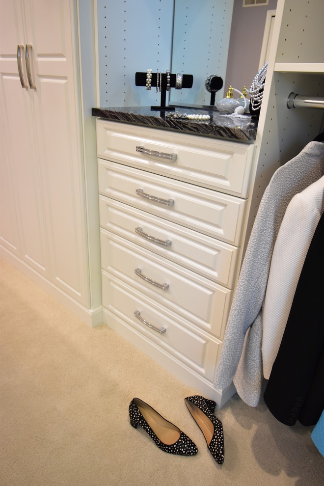 Foto de vestidor unisex tradicional renovado extra grande con armarios con paneles con relieve, puertas de armario blancas, moqueta y suelo beige