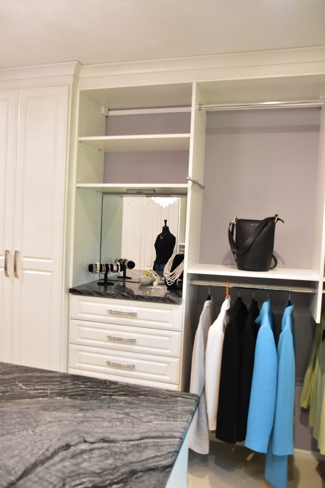 Imagen de vestidor unisex clásico renovado extra grande con armarios con paneles con relieve, puertas de armario blancas, moqueta y suelo beige