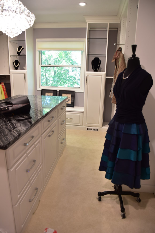 Modelo de vestidor unisex tradicional renovado extra grande con armarios con paneles con relieve, puertas de armario blancas, moqueta y suelo beige