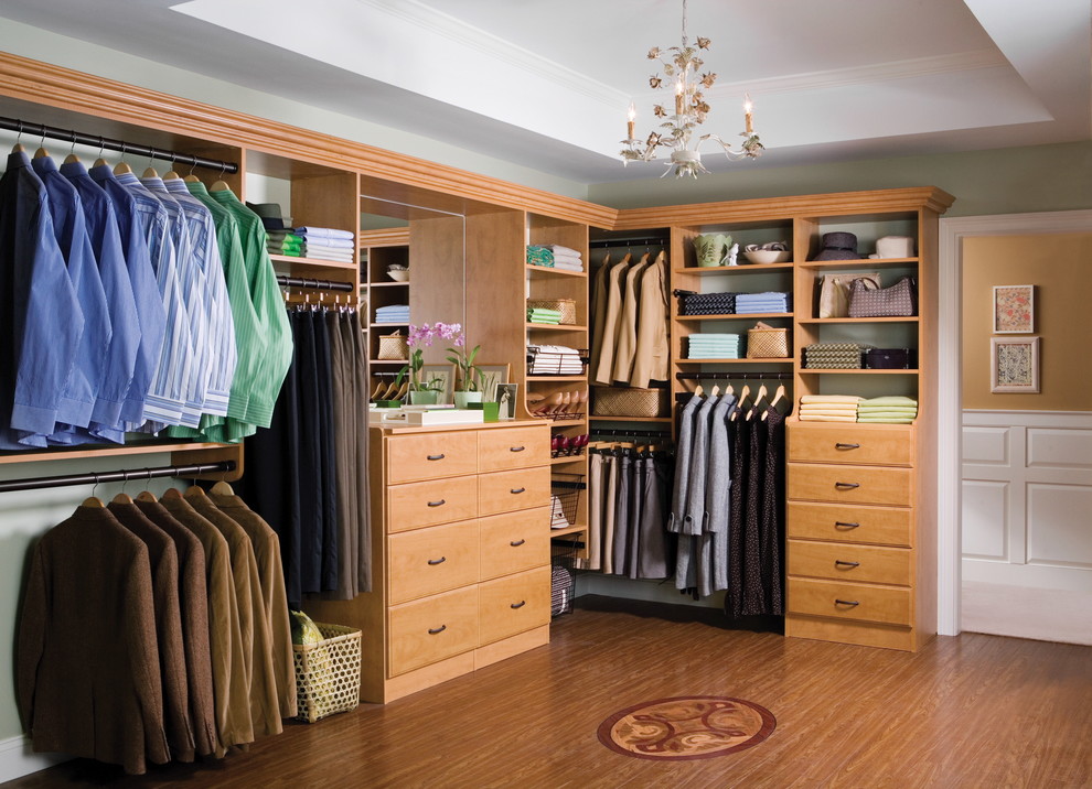 Imagen de armario vestidor tradicional renovado grande con armarios abiertos y puertas de armario de madera oscura
