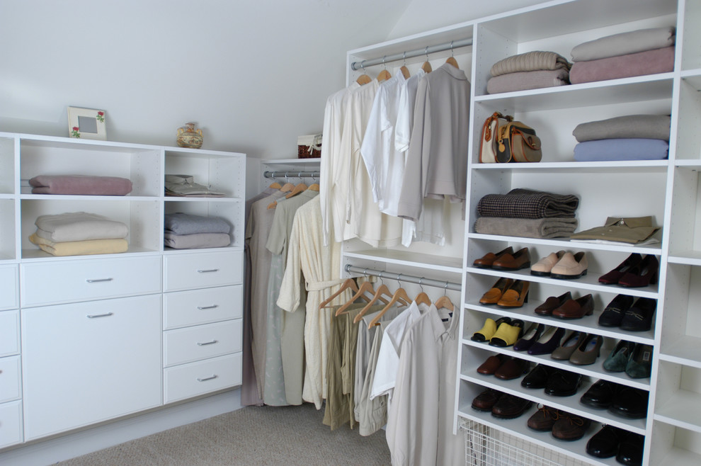 Ejemplo de armario vestidor tradicional renovado de tamaño medio con armarios abiertos y puertas de armario blancas