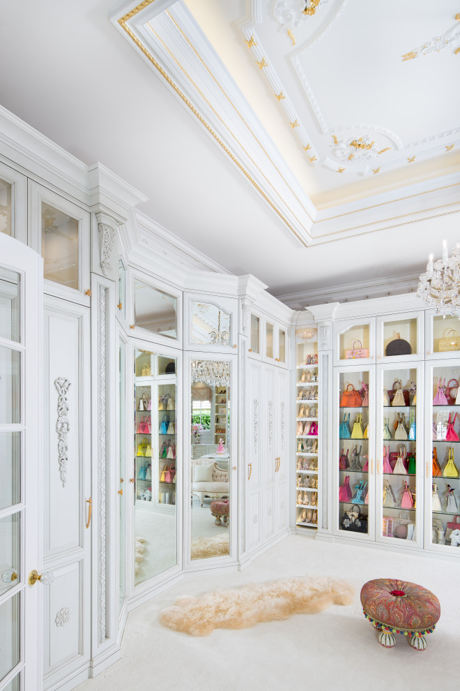Idéer för ett stort klassiskt omklädningsrum för kvinnor, med luckor med infälld panel, vita skåp, heltäckningsmatta och vitt golv