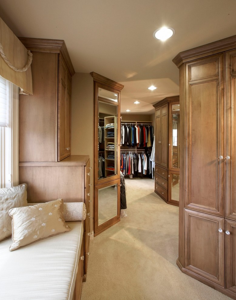 Идея дизайна: гардеробная комната в классическом стиле
