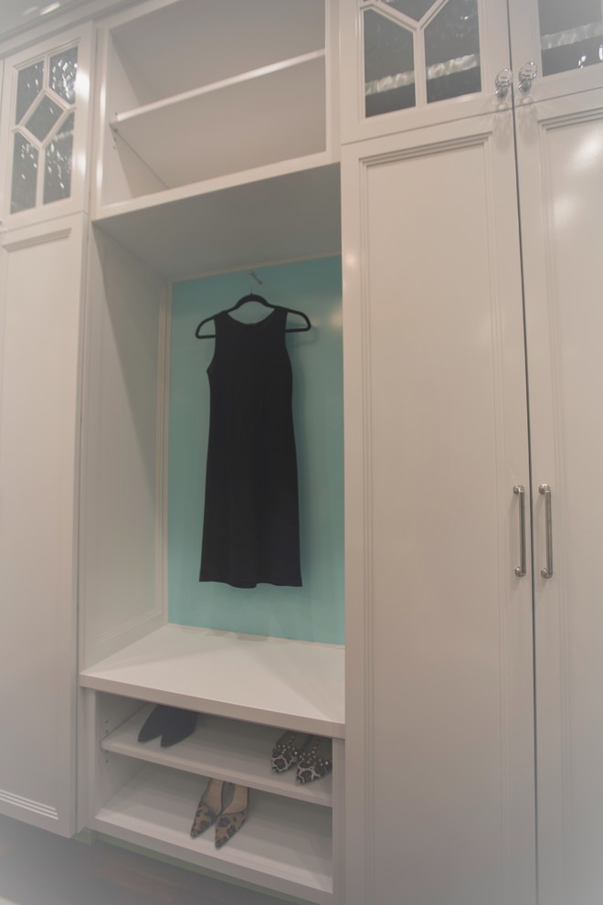 Klassisk inredning av ett stort walk-in-closet för kvinnor, med skåp i shakerstil, vita skåp, mellanmörkt trägolv och brunt golv