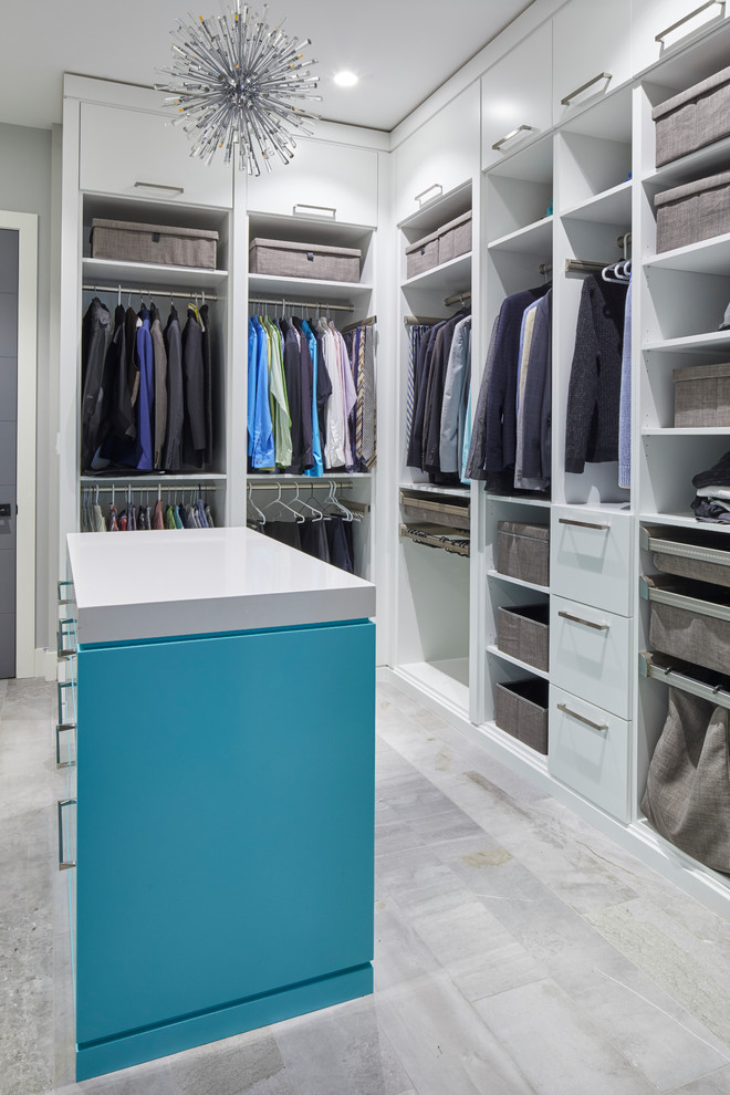 Idées déco pour un dressing moderne pour un homme avec des portes de placard bleues et un sol gris.