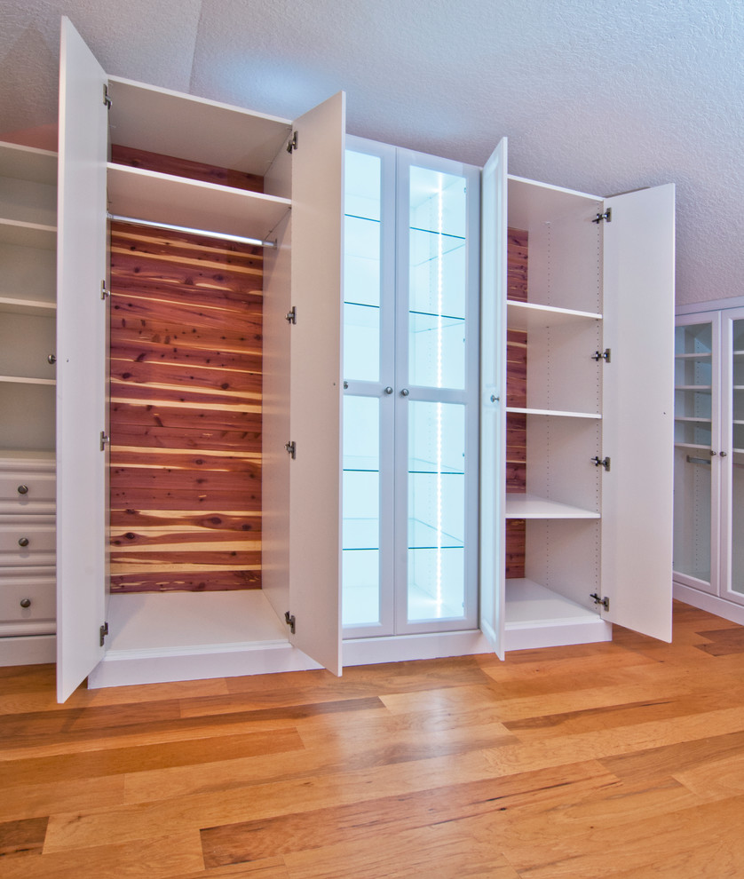 Imagen de armario vestidor unisex tradicional renovado grande con armarios abiertos, puertas de armario blancas y suelo de madera en tonos medios