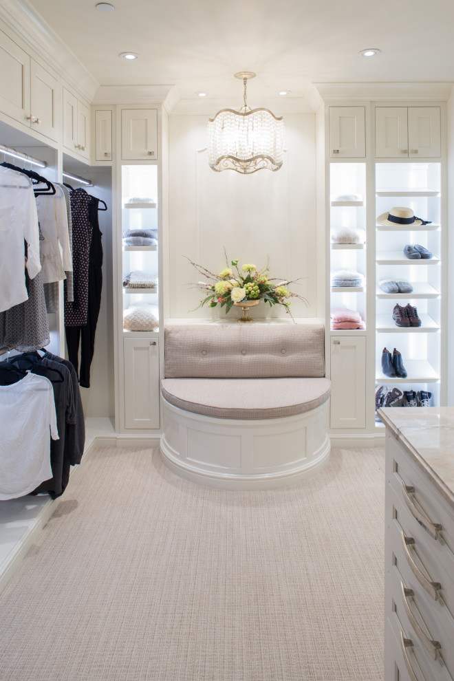 Diseño de armario vestidor de mujer clásico con armarios con paneles lisos, puertas de armario blancas, moqueta y suelo beige