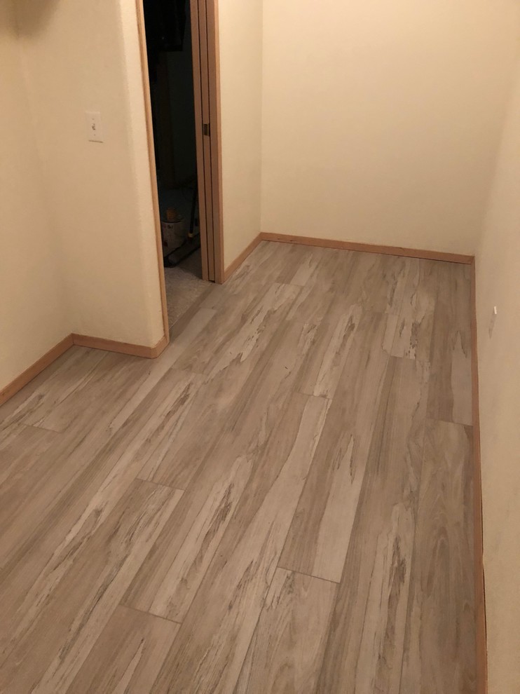 Cette photo montre un petit dressing room tendance neutre avec un sol en vinyl et un sol gris.