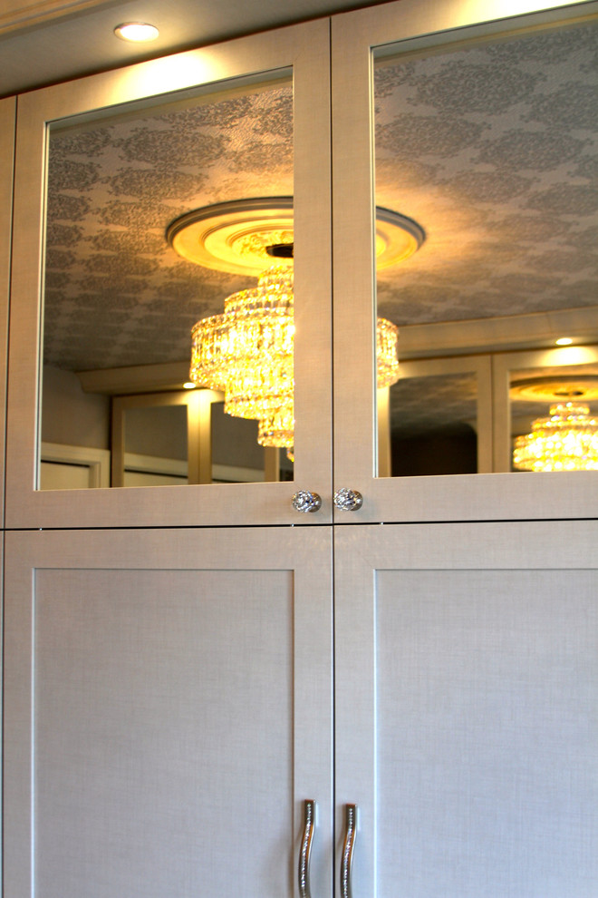 Diseño de vestidor unisex tradicional renovado de tamaño medio con armarios tipo vitrina, puertas de armario beige, moqueta y suelo beige