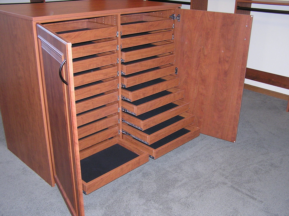 Imagen de armario vestidor unisex tradicional grande con armarios con paneles con relieve, puertas de armario de madera oscura y moqueta