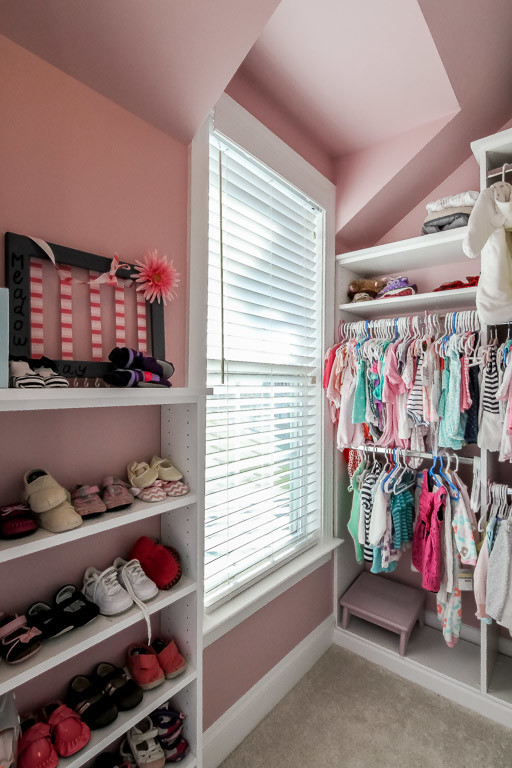 Idéer för att renovera ett litet vintage walk-in-closet för kvinnor, med öppna hyllor, vita skåp, heltäckningsmatta och beiget golv