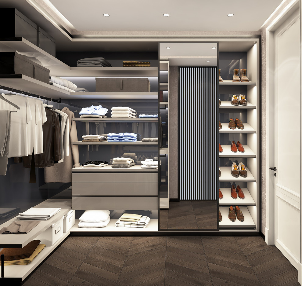 Mittelgroßer Moderner Begehbarer Kleiderschrank mit offenen Schränken, braunem Boden, grauen Schränken und dunklem Holzboden in Sonstige