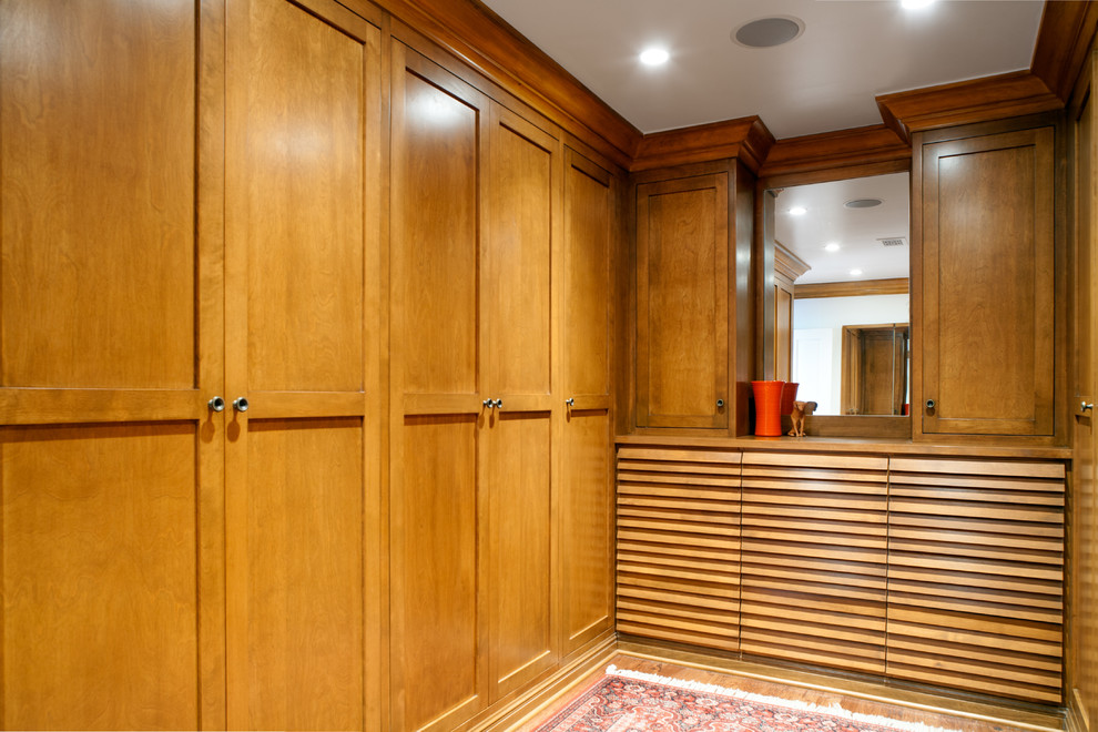 Ejemplo de armario vestidor de hombre tradicional grande con armarios estilo shaker, puertas de armario de madera oscura y suelo de madera en tonos medios