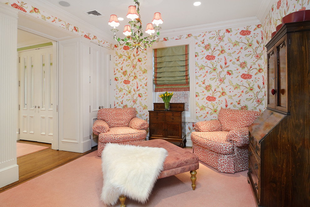 Geräumiges Klassisches Ankleidezimmer mit Ankleidebereich, Schrankfronten mit vertiefter Füllung, weißen Schränken und braunem Holzboden in New York