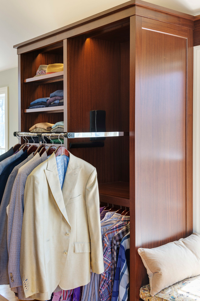 Foto de armario vestidor unisex clásico renovado con puertas de armario de madera en tonos medios y suelo de madera en tonos medios