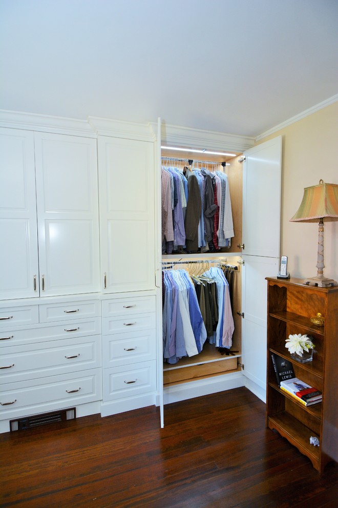 Modelo de armario unisex clásico con armarios con paneles con relieve, puertas de armario blancas y suelo de madera oscura