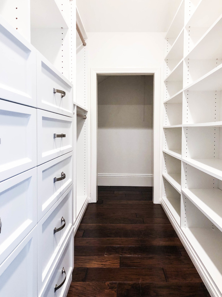 Foto de armario vestidor unisex contemporáneo grande con armarios abiertos, puertas de armario blancas, suelo de madera oscura y suelo marrón
